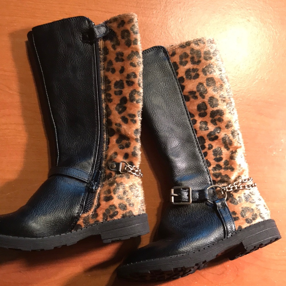 Black leather and leopard chained link buckle boot